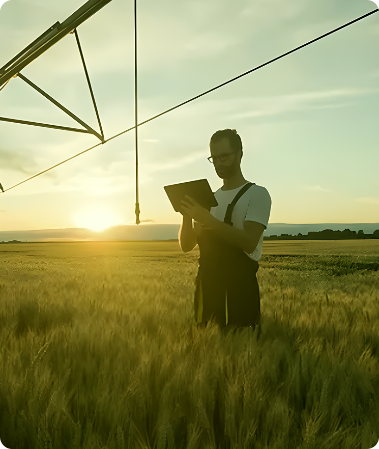 Агроном с планшетом на поле